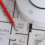 Rauchmelder mit Bauplan